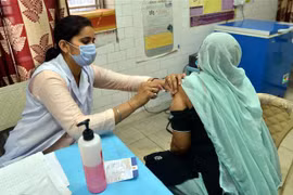 Nhân viên y tế tiêm vaccine phòng COVID-19 cho người dân tại New Delhi, Ấn Độ, ngày 15/5/2021. (Nguồn: THX/TTXVN) 