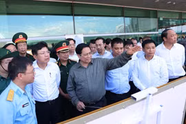 Thủ tướng Phạm Minh Chính khảo sát dự án mở rộng nhà ga Cảng Hàng không Quốc tế Phú Quốc. (Ảnh: Dương Giang/TTXVN)