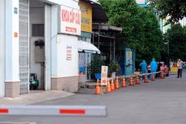 Từ ngày 3/6, Bệnh viện Đa khoa quận Gò Vấp tạm ngưng khám bệnh ngoại trú do có trường hợp dương tính với SARS-CoV-2 đến khám bệnh. (Ảnh: An Hiếu/TTXVN) 