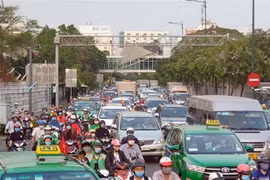 Hình ảnh các cửa ngõ TP.HCM ùn tắc dài do người dân đổ về quê nghỉ lễ