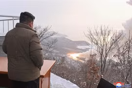 Nhà lãnh đạo Triều Tiên Kim Jong-un thị sát cuộc thử nghiệm động cơ nhiên liệu rắn có lực đẩy cao tại bãi phóng vệ tinh Sohae ở tỉnh Bắc Pyongan, Triều Tiên ngày 15/12/2022. (Ảnh: YONHAP/TTXVN)