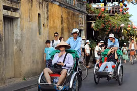 Khách đến đô thị cổ Hội An, tỉnh Quảng Nam trong những ngày nghỉ lễ 30/4-1/5. (Ảnh: Trần Tĩnh/TTXVN)