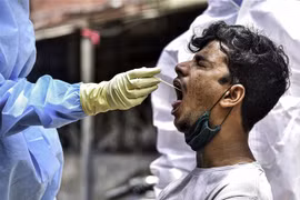 Nhân viên y tế lấy mẫu xét nghiệm COVID-19 cho người dân tại New Delhi, Ấn Độ ngày 6/6/2020. (Nguồn: THX/TTXVN) 