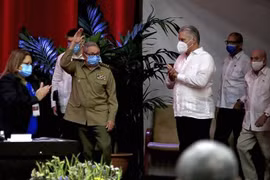 Bí thư Thứ nhất Đảng Cộng sản Cuba (PCC), Đại tướng Raúl Castro Ruz (thứ 2, trái, hàng trước) tại phiên khai mạc Đại hội Đảng Cộng sản Cuba ở La Habana, ngày 16/4/2021. (Nguồn: AFP/TTXVN)