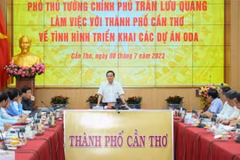 Phó Thủ tướng Trần Lưu Quang phát biểu tại buổi làm việc với Ủy ban Nhân dân thành phố Cần Thơ. (Ảnh: Thanh Liêm/TTXVN)