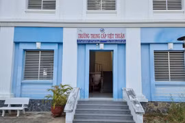 Trường Trung cấp Việt Thuận, nơi để xảy ra sự việc “nợ bằng” tốt nghiệp đại học của học viên kéo dài. (Ảnh: Nguyễn Thành/TTXVN)