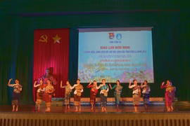 Một tiết mục nghệ thuật do Lưu học sinh Lào biểu diễn. (Ảnh: Hữu Quyết/TTXVN)