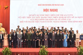 Phó Thủ tướng, Bộ trưởng Bộ Ngoại giao Phạm Bình Minh với các đại biểu và kiều bào dự Hội nghị Sơ kết 5 năm thực hiện Chỉ thị số 45-CT/TW về việc tiếp tục đẩy mạnh thực hiện Nghị quyết số 36-NQ/TW của Bộ Chính trị khóa IX về công tác đối với người Việt Na