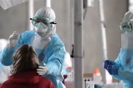 Nhân viên y tế lây mẫu xét nghiệm COVID-19 ở Seoul, Hàn Quốc, ngày 1/4/2020. (Nguồn: AFP/TTXVN) 
