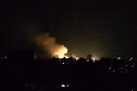 Khói lửa bốc lên sau một vụ không kích của Israel. (Ảnh: AFP/TTXVN) 