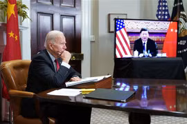 Tổng thống Mỹ Joe Biden và Chủ tịch Trung Quốc Tập Cận Bình (trên màn hình) tại cuộc họp trực tuyến ngày 15/11/2021. (Ảnh: AFP/TTXVN) 