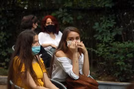 Người dân đeo khẩu trang phòng lây nhiễm COVID-19 tại Bucharest, Romania, ngày 26/6/2020. (Nguồn: THX/TTXVN) 