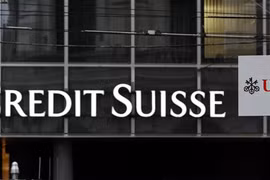 Biểu tượng ngân hàng Credit Suisse (trái) và UBS tại Basel, Thụy Sĩ. (Ảnh: AFP/TTXVN)