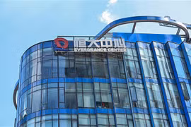 Tòa nhà Trung tâm Evergrande tại Thượng Hải, Trung Quốc, ngày 22/9/2021. (Ảnh: AFP/TTXVN) 