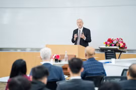 Giáo sư Kotlikoff nhận định lựa chọn của VinUni theo mô hình đại học đổi mới sáng tạo là rất đúng đắn khi có thể tạo động lực cho sự phát triển. (Nguồn: Vietnam+)