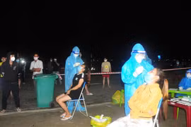 Lực lượng y tế xét nghiệm người dân, công nhân khu vực phát hiện ca dương tính. (Ảnh: K GỬIH/TTXVN) 