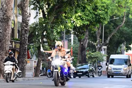 Lực lượng Cảnh sát giao thông của Cục Cảnh sát giao thông triển khai phân luồng giao thông từ xa, phòng ngừa ùn tắc giao thông phục vụ Đại hội Đại biểu toàn quốc lần thứ XIII của Đảng trên tuyến phố của Hà Nội. (Ảnh: TTXVN phát) 