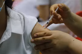 Tiêm vaccine cho người dân ở Tuyên Quang. (Ảnh: Nam Sương/TTXVN)