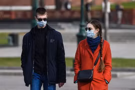 Người dân đeo khẩu trang để phòng tránh lây nhiễm COVID-19 tại Moskva, Nga, ngày 27/3/2020. (Nguồn: THX/TTXVN) 