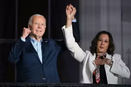 Phó Tổng thống Mỹ Kamala Harris (phải) và Tổng thống Joe Biden tại một sự kiện ở Nhà Trắng ngày 4/7/2024. (Ảnh: AP/TTXVN)