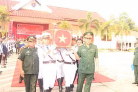 Lễ tiễn đưa các anh hùng liệt sỹ Việt Nam hy sinh vì nền độc lập tự do của 2 nước. (Ảnh: TTXVN phát)