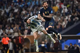 Pha tranh bóng bổng quyết liệt giữa hậu vệ Pháp Theo Hernandez (phải) và tiền đạo Argentina Messi trong trận chung kết World Cup 2022. (Ảnh: AFP/TTXVN)