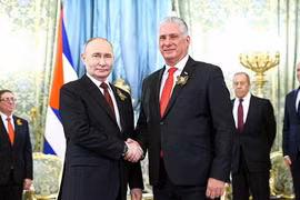Chủ tịch Cuba Miguel Díaz-Canel (phải) và Tổng thống Nga Vladimir Putin. (Nguồn: Kremlin)