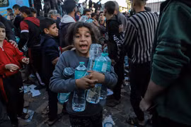 Trẻ em Palestine nhận lương thực cứu trợ tại Khan Younis, Dải Gaza ngày 21/11/2023. (Nguồn: AFP/TTXVN)
