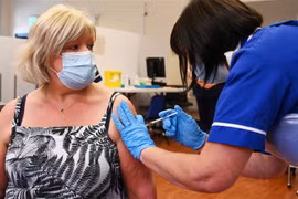 Nhân viên y tế tiêm vaccine phòng COVID-19 cho người dân tại Derby, Anh ngày 20/9/2021. (Ảnh: AFP/TTXVN) 