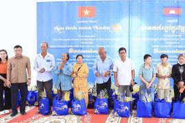 Ban tổ chức trao tặng quà Tết cho người dân Campuchia và người gốc Việt tham gia chương trình “Ấm tình mùa Xuân” - Xuân Giáp Thìn 2024. (Ảnh: TTXVN phát)
