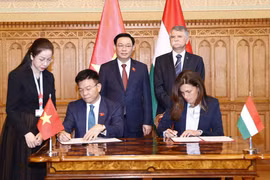 Chủ tịch Quốc hội Vương Đình Huệ và Chủ tịch Quốc hội Hungary László Kövér chứng kiến Lễ ký, trao đổi văn kiện Chương trình hợp tác giữa Bộ Tư pháp Việt Nam và Bộ Tư pháp Hungary. (Ảnh: Doãn Tấn/TTXVN) 