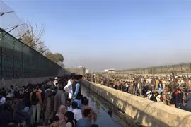 Người dân tập trung gần sân bay Kabul, Afghanistan, ngày 22/8/2021. (Ảnh: THX/TTXVN) 