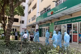 Lực lượng chức năng có mặt để xử lý phòng dịch tại chung cư Sunview Town (Phường Hiệp Bình Phước, Thành phố Thủ Đức). (Ảnh: Đinh Hằng/TTXVN) 