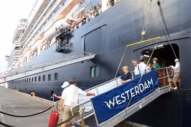 Hành khách rời tàu Westerdam tại cảng Sihanoukville, Campuchia, ngày 14/2/2020. (Nguồn: THX/TTXVN) 