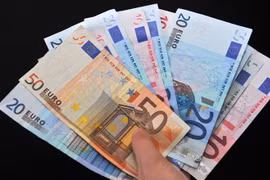 Đồng 10, 20 và 50 euro. (Ảnh: AFP/TTXVN) 