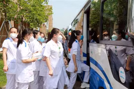 Cán bộ, giảng viên, sinh viên Trường Đại học Điều dưỡng Nam Định lên đường vào Đồng Nai chống dịch. (Ảnh: Văn Đạt/TTXVN) 