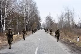 Binh sỹ Ukraine diễn tập quân sự tại một địa điểm không xác định. (Ảnh: AFP/TTXVN) 