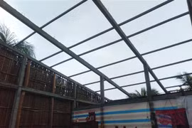 Mưa dông, lốc xoáy gây thiệt hại về nhà cửa của người dân trên địa bàn tỉnh Sóc Trăng. (Ảnh: Chanh Đa/TTXVN) 