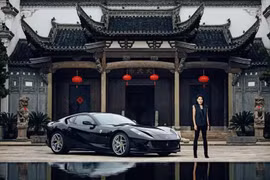 Shindy Xin Di Meng, bà chủ một công ty dệt may lớn ở Trung Quốc, bên cạnh chiếc Ferrari 458 của mình. (Nguồn: Ferrari)