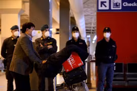 Hành khách Trung Quốc tại sân bay quốc tế Rome-Fiumicino, Italy. (Ảnh: AFP/TTXVN)