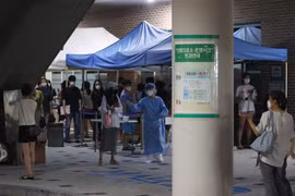 Người dân xếp hàng chờ xét nghiệm COVID-19 tại Seoul, Hàn Quốc, ngày 6/7/2021. (Nguồn: Yonhap/TTXVN) 