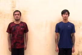 Đối tượng Lê Minh Quân (trái) và Lê Văn Vũ tại cơ quan Công an. (Ảnh: TTXVN phát) 