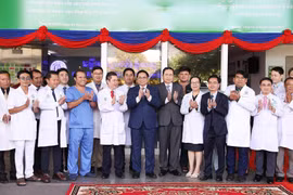 Thủ tướng Phạm Minh Chính với đội ngũ bác sỹ và nhân viên y tế Bệnh viện Chợ Rẫy-Phnom Penh. (Ảnh: Dương Giang/TTXVN) 