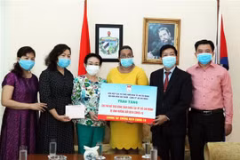 Ông Nguyễn Văn Mạnh, Phó Chủ tịch Liên hiệp các Tổ chức Hữu nghị Thành phố Hồ Chí Minh (thứ hai từ phải sang) và bà Trương Thị Hiền, Chủ tịch Hội Hữu nghị Việt Nam-Cuba Thành phố Hồ Chí Minh (thứ ba từ trái sang) trao cho bà Indira Lopez Arguelles, Tổng l