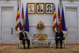 Thủ tướng Hoàng gia Campuchia Samdech Techo Hun Sen tiếp Bộ trưởng Ngoại giao Bùi Thanh Sơn tại cung Hòa Bình. (Ảnh: TTXVN) 
