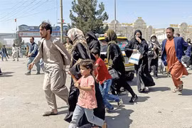 Dòng người Afghanistan đổ về sân bay quốc tế Kabul chờ được sơ tán khỏi quốc gia Tây Nam Á. (Ảnh: Reuters/TTXVN) 