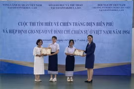 Đại diện Ban tổ chức trao giải cho các học sinh đạt giải tại cuộc thi. (Ảnh: TTXVN phát)