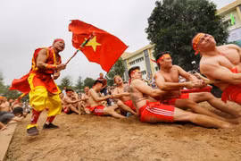 [Photo] Độc đáo trò chơi kéo co ngồi tại lễ hội đền Trấn Vũ