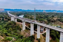 Trung Quốc hiện có mạng lưới đường sắt cao tốc dài nhất thế giới. (Ảnh: TTXVN phát)