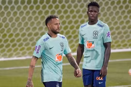 Neymar và Vinicius Junior chuẩn bị cho trận mở màn World Cup của Brazil trước Serbia. (Nguồn: AP)